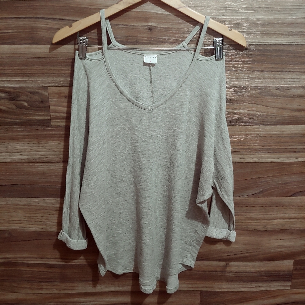 🎉🛍 Tresics size small gray cold shoulder top